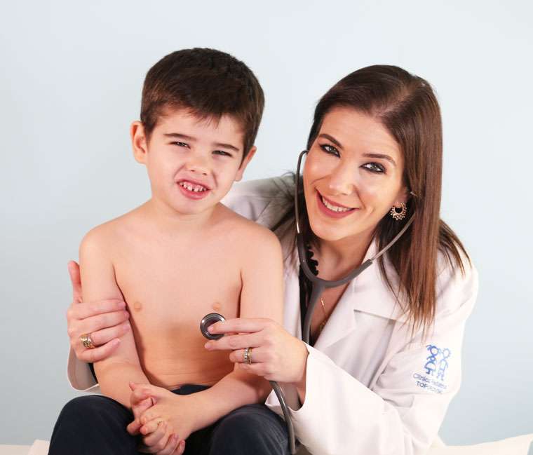 Dra Sarah Shamay examina paciente na Clínica de Pediatria Toporovski: nunca deixe as crianças sem supervisão de um cuidador