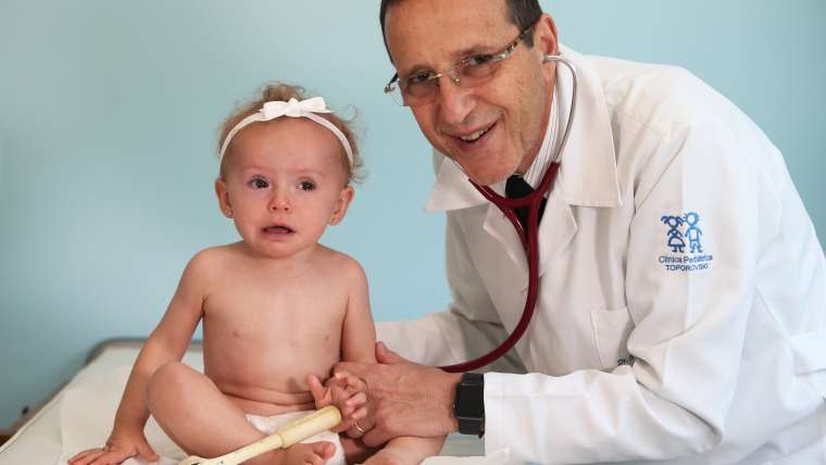 Bebê é examinada pelo Dr Mauro Toporovski: procura-se utilizar os anti-histamínicos que não determinam sonolência por algum tempo até a estabilização do quadro clínico