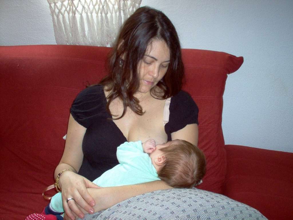 Bebê amamentando: leite materno tem todos os nutrientes necessários