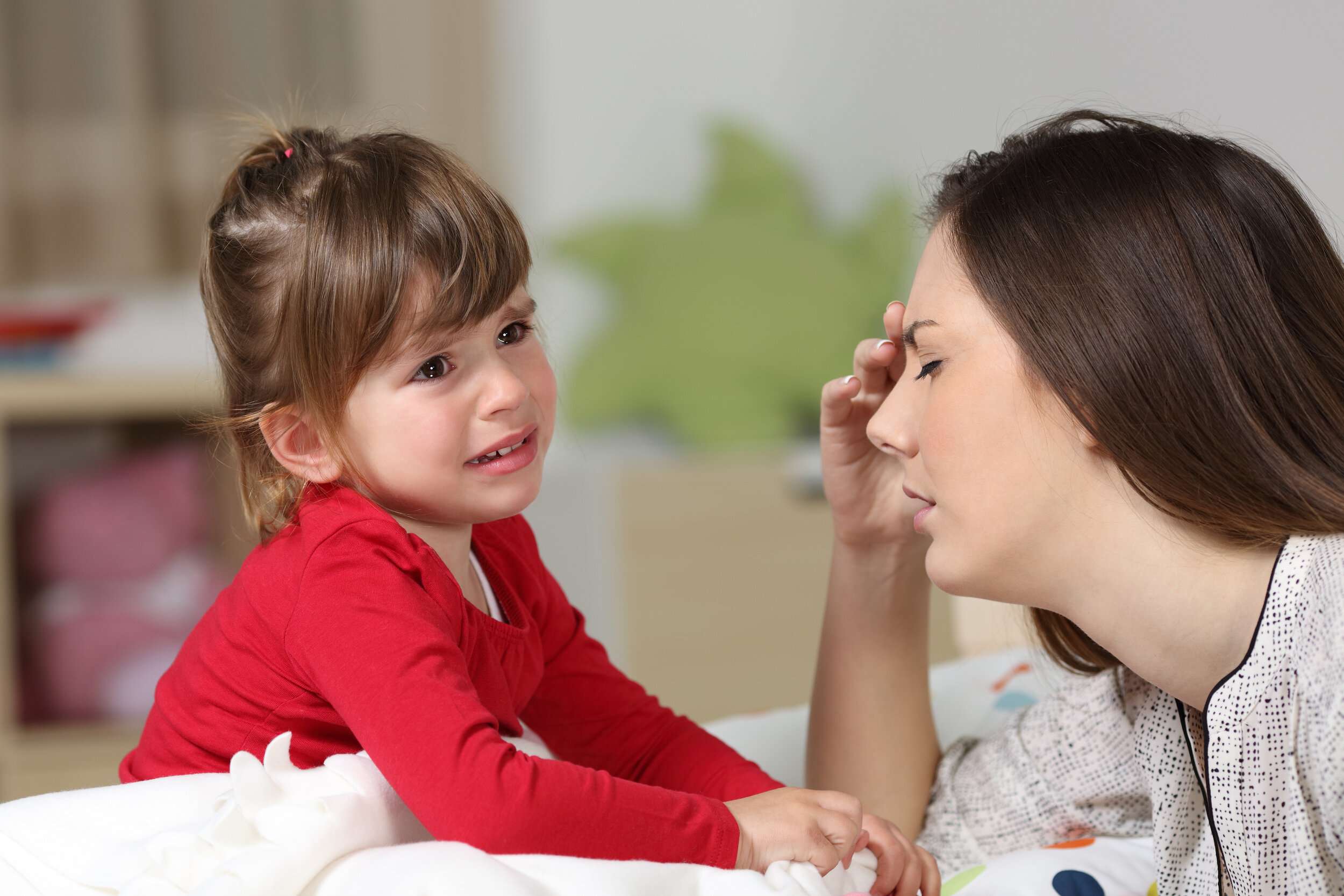 Mãe discutindo com a filha: previna a briga; identifique padrões de comportamento para prevenir as crises