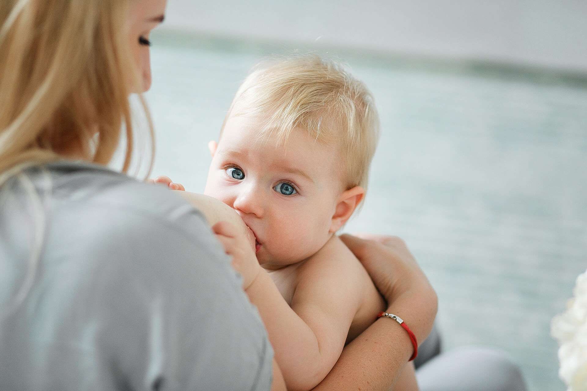 Bebê mama no peito da mãe: aleitamento natural exclusivo é recomendado, se possível, até o nenê completar 6 meses de idade