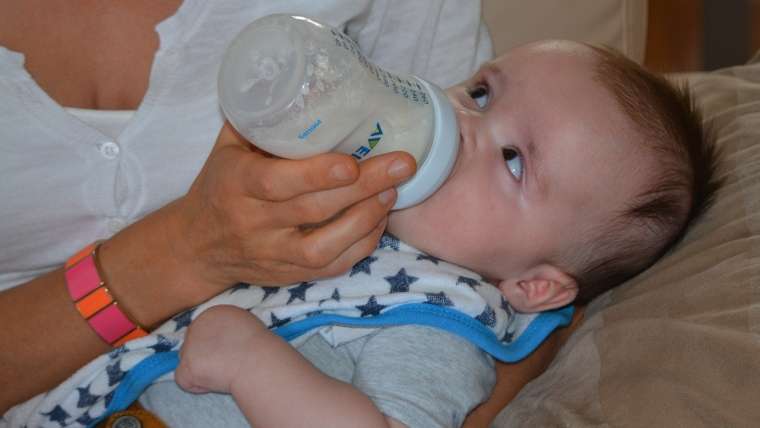 Criança tomando leite: a intolerância à lactose é um problema digestivo comum em que o corpo é incapaz de digerir a lactose, um tipo de açúcar encontrado no leite