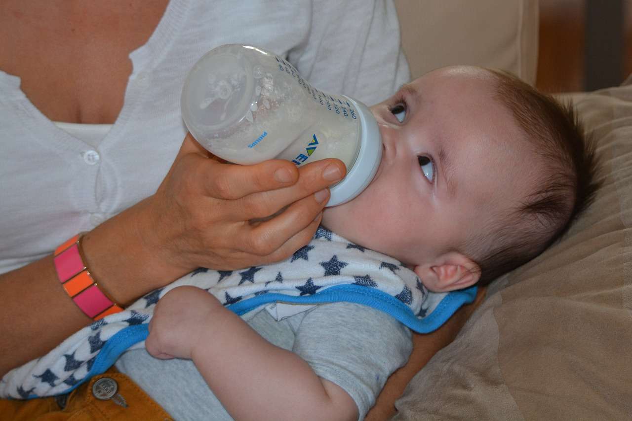 Criança tomando leite: a intolerância à lactose é um problema digestivo comum em que o corpo é incapaz de digerir a lactose, um tipo de açúcar encontrado no leite