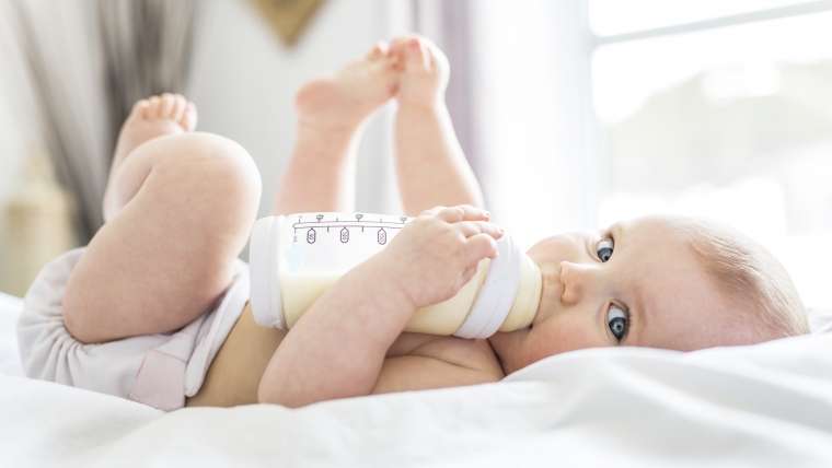 Bebê tomando leite na mamadeira: alergia pode ocorrer até mesmo no aleitamento materno