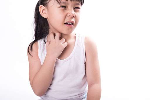 Criança se coçando: urticária é um distúrbio bastante comum na infância