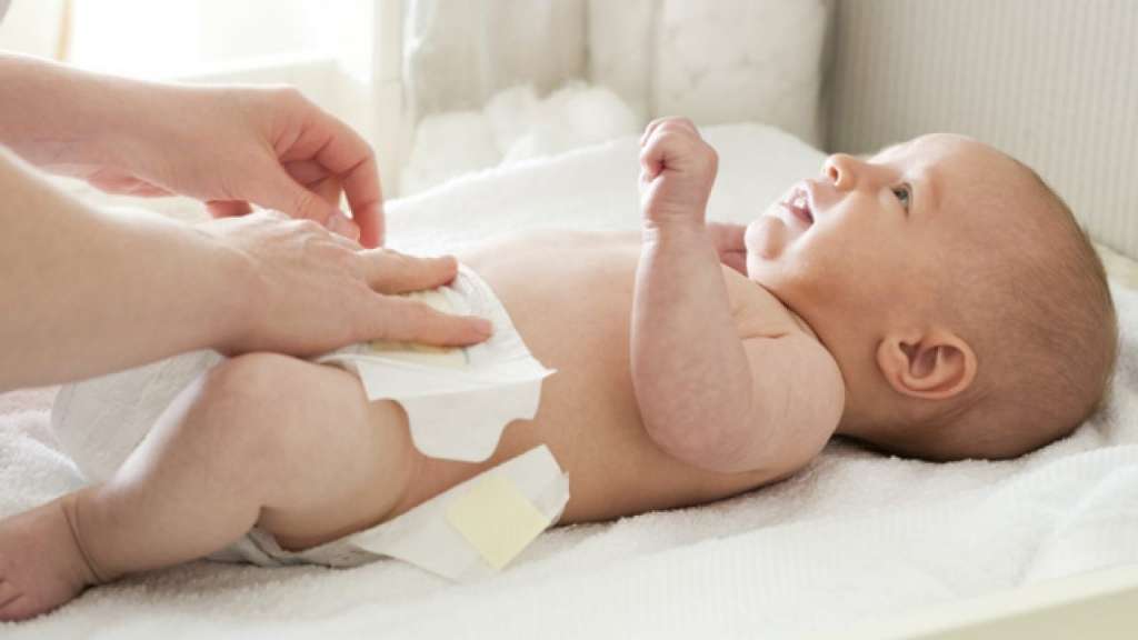 Troca de fralda é realizada para um bebê: área da fralda é um local úmido e abafado, e isso faz com que haja aumento da absorção de substâncias pela pele 