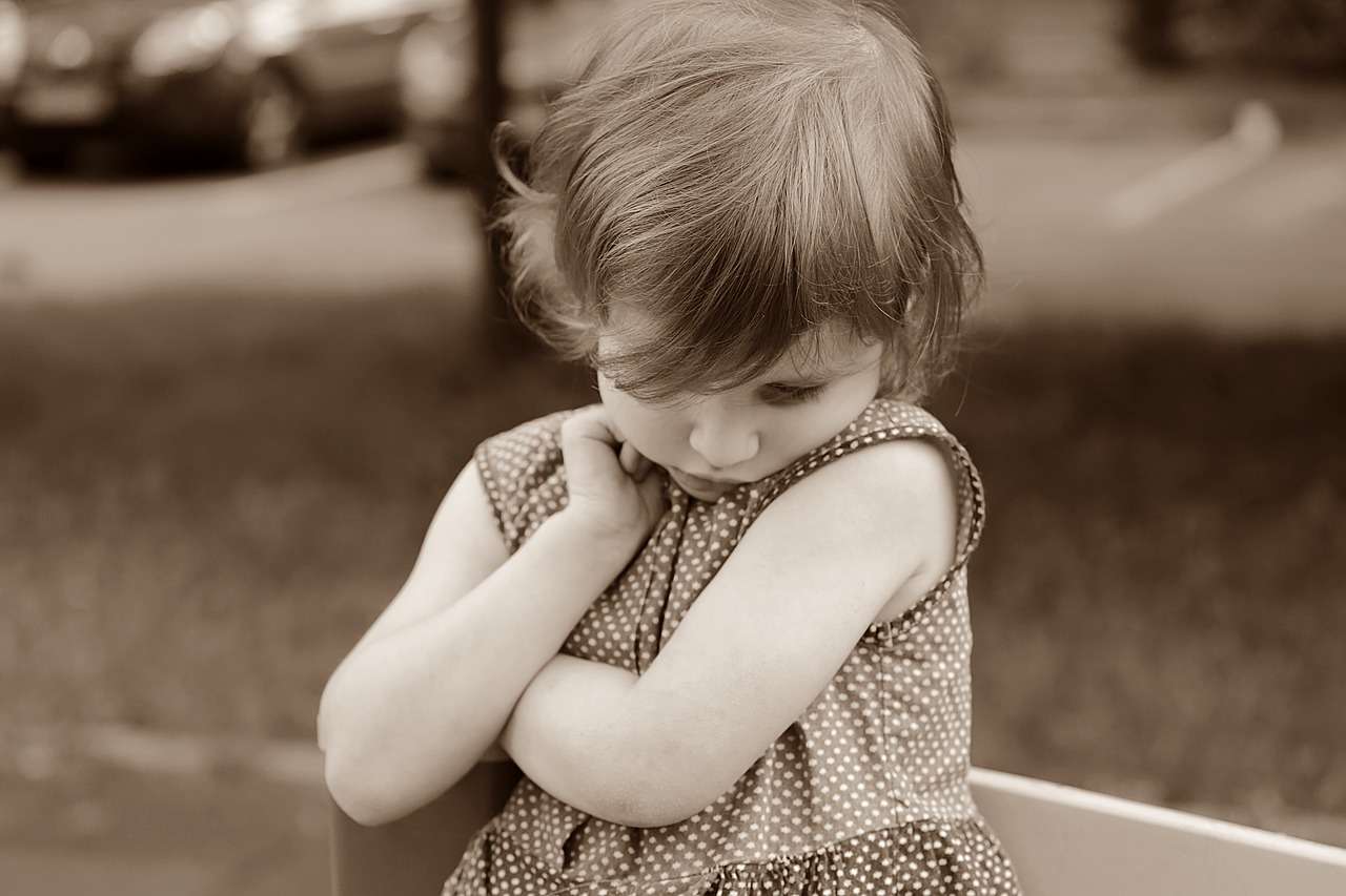 Criança tímida: fobia social provoca grande níveis de angústia e de sofrimento. Os pais sempre se perguntam, a respeito da timidez: quando devo me preocupar?