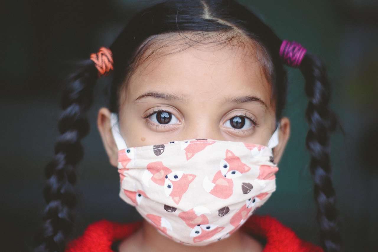 Menina usando máscara contra a Covid-19: crianças são infectadas pelo Covid-19