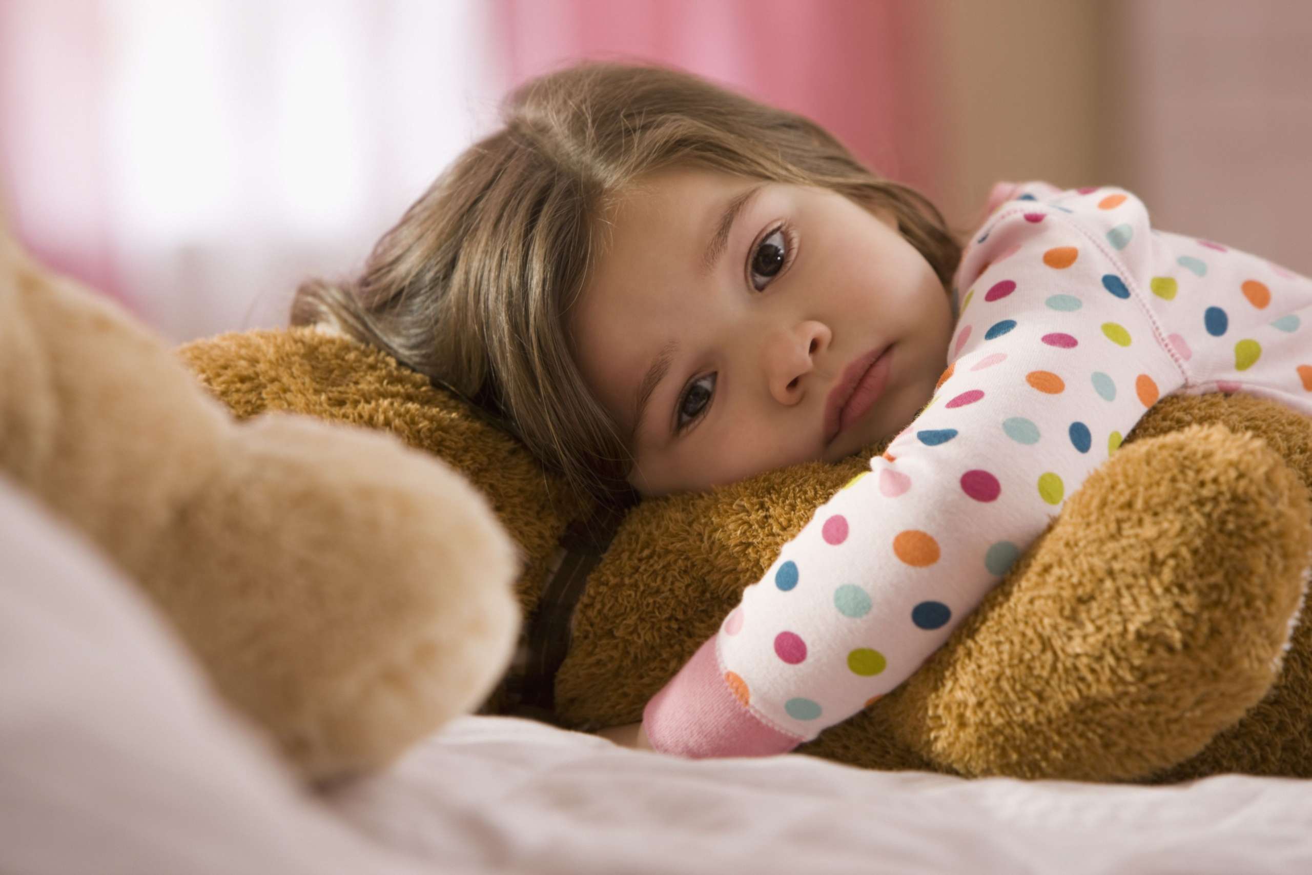 Menina na cama do seu quarto: por que muitas crianças com TEA não conseguem dormir?