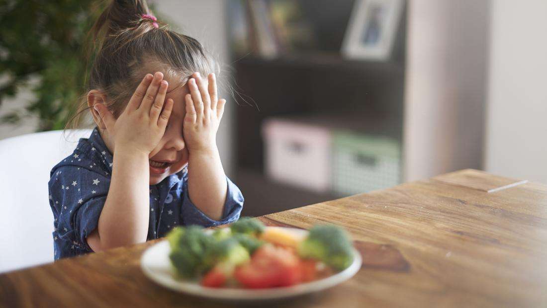 Criança tampa aos olhos frente a um prato de comida: meu filho não come!