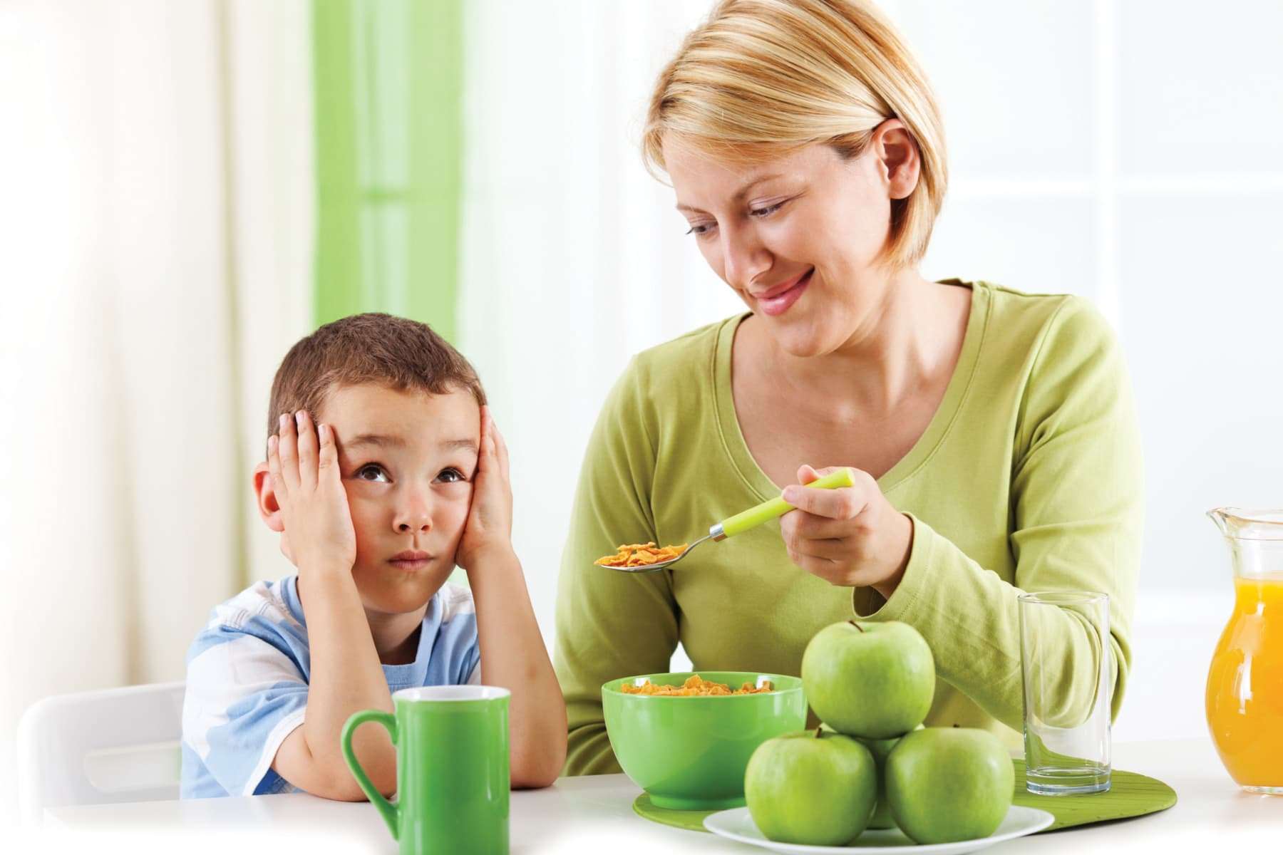 Criança ao lado da mãe se recusa em comer