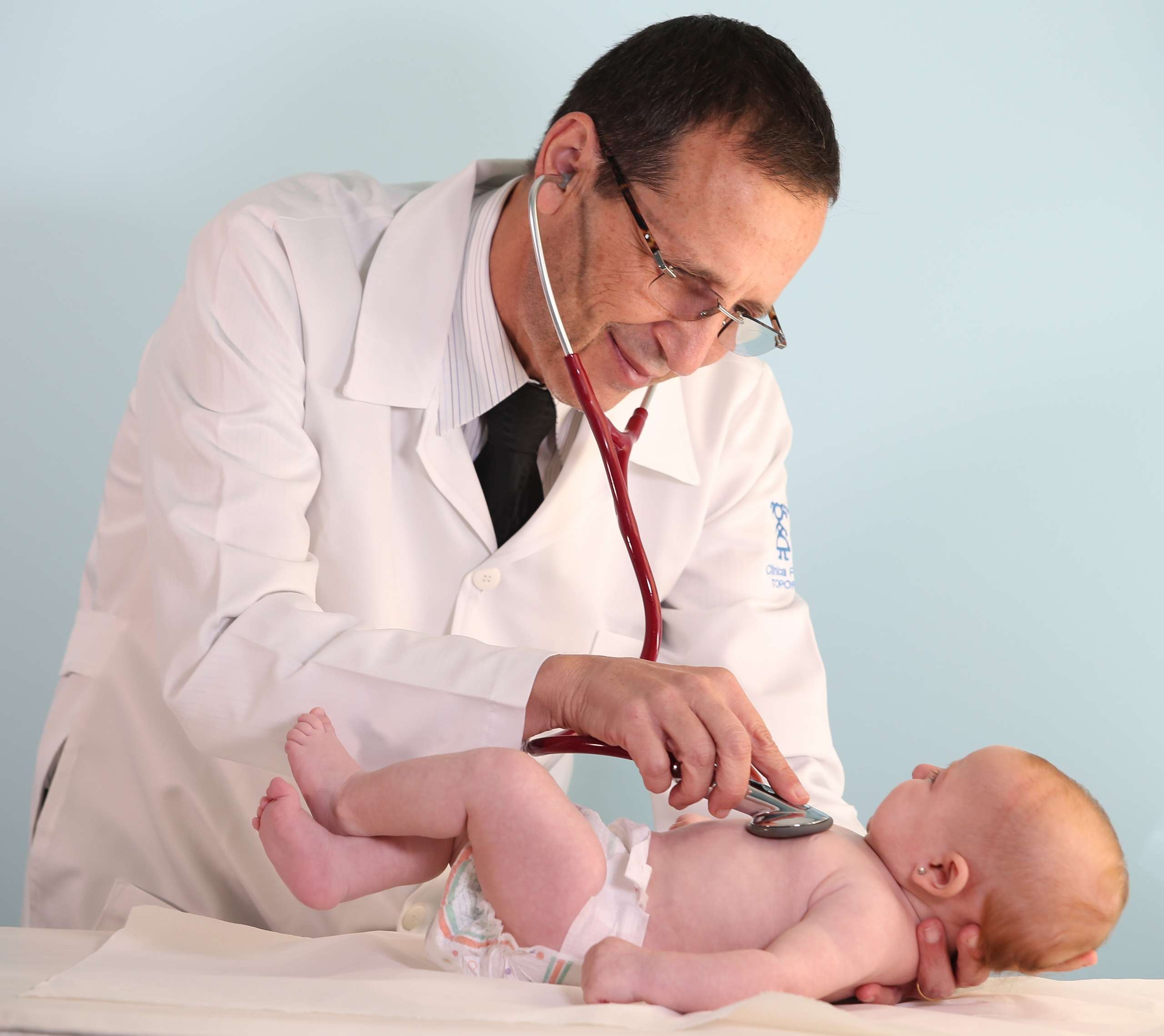 O Dr Mauro Toporovski examina bebê em seu consultório: crianças pequenas são as mais vulneráveis no uso de produtos cosméticos 